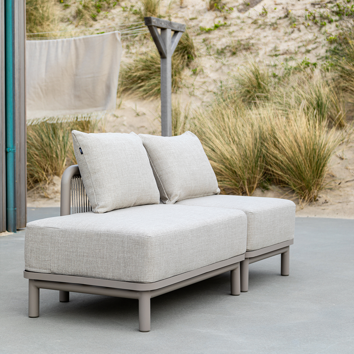 Kirra Lounge Sofa mit offenem Ende links in sandfarbenem Olefin - Gewebe und pulverbeschichtetem Aluminiumrahmen | Kirra Lounge Sofa - Open end left - Kirra Noir | SACKit