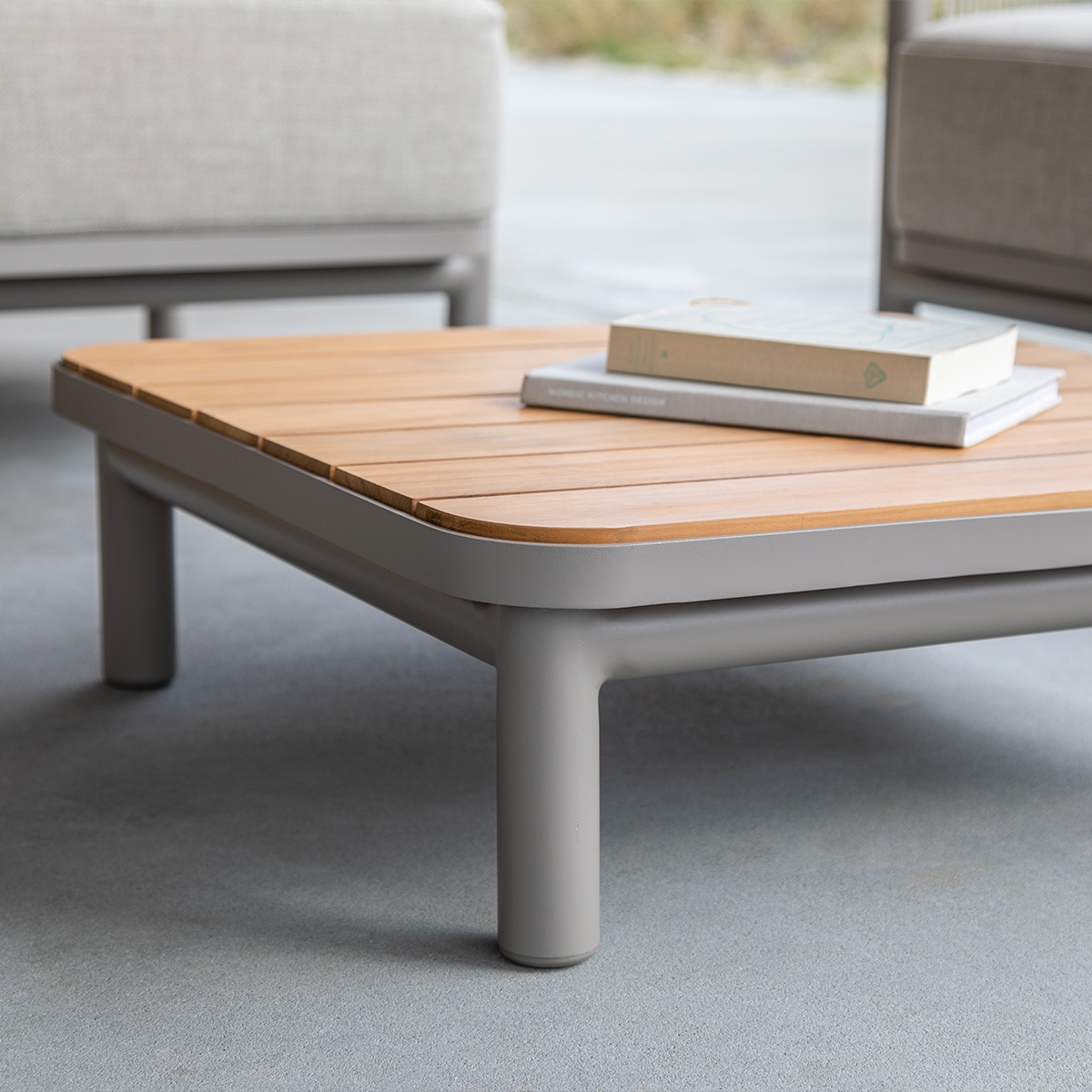 Kirra Lounge Sofa 2 - Sitzer in Sand mit Kirra Tisch aus pulverbeschichtetem Aluminium und Teakholz im Außenbereich | Kirra Lounge Sofa - 2 seater incl. Kirra Table - Kirra Noir Mit Accessory Fit | SACKit