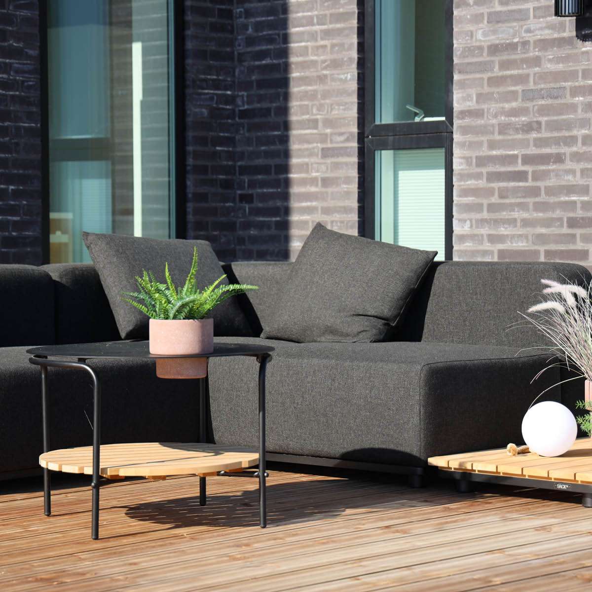 Schwarzes Cobana Lounge Sofa mit Eckelement und Kissen, modernes Outdoor - Modulsofa in skandinavischem Design | Cobana Lounge Sofa - 4 seater corner sofa - Kirra Olive Mit Armlehnen | SACKit