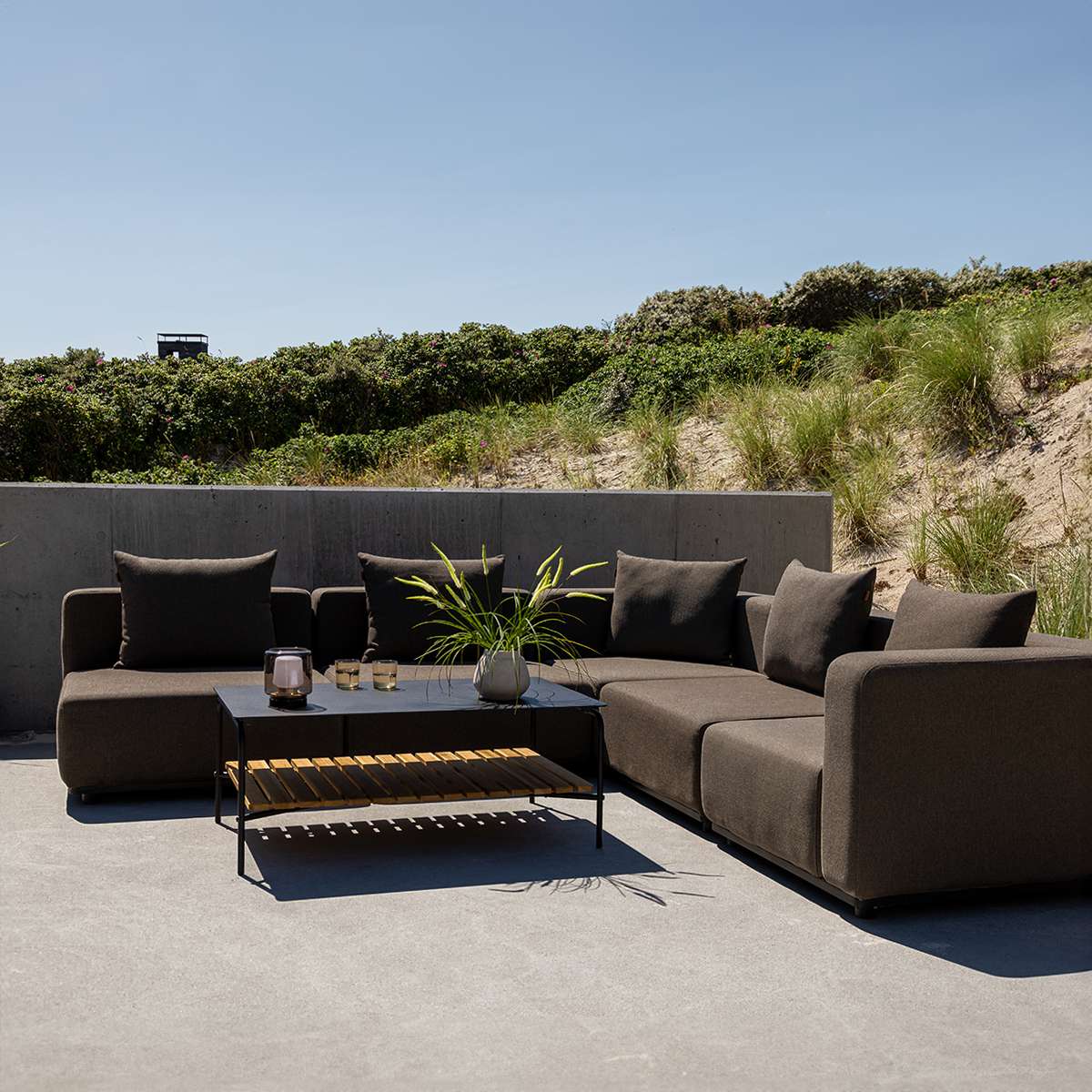 Cobana Lounge Sofa 4 - Sitzer Ecksofa in schwarzem pulverbeschichtetem Aluminiumrahmen ohne Armlehnen. | Cobana Lounge Sofa - 4 seater corner sofa - Kirra Olive Mit Armlehnen | SACKit