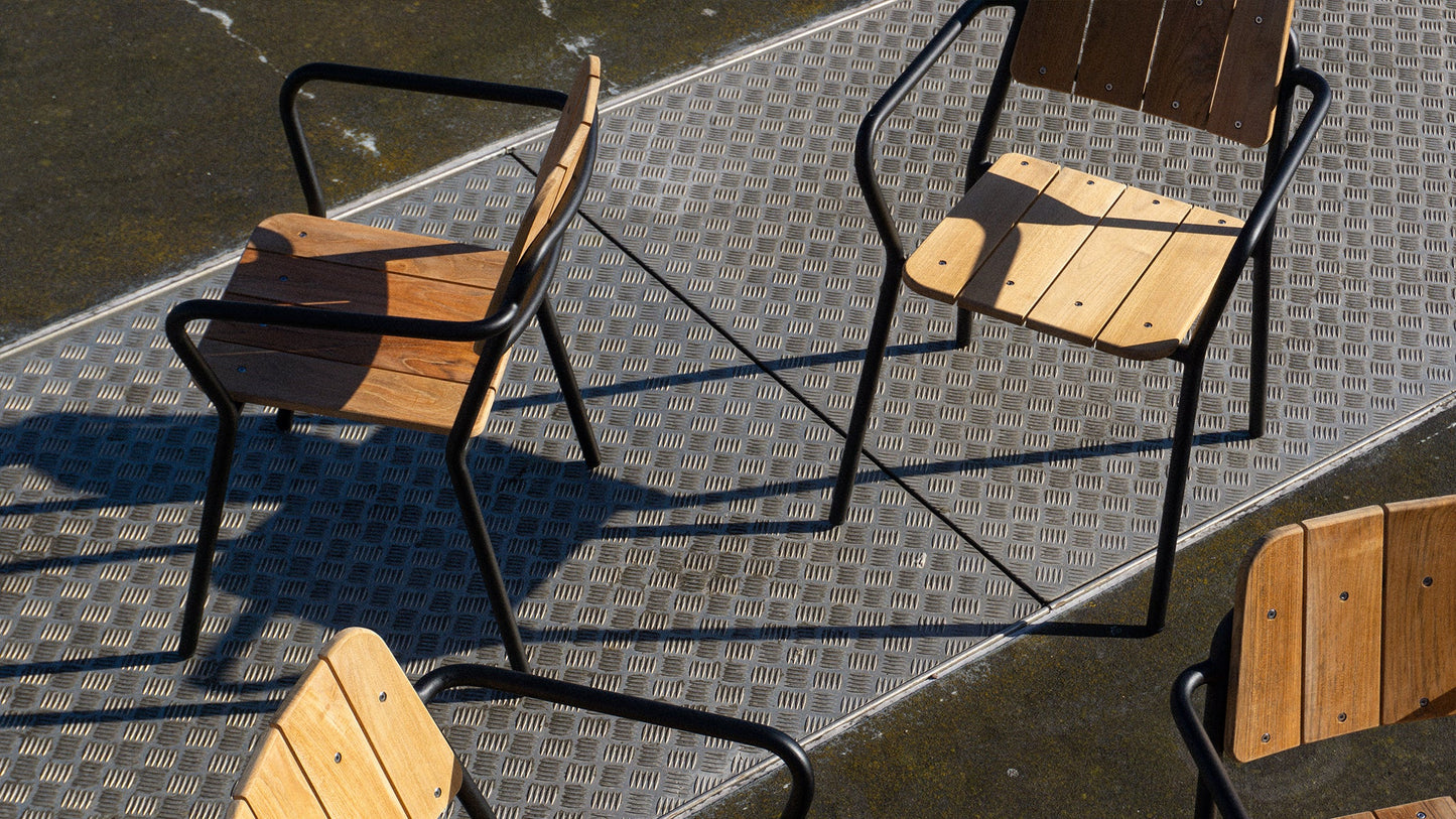 Kirra Patio Chair - Stapelbarer Terrassenstuhl aus Teakholz und pulverbeschichtetem Aluminium