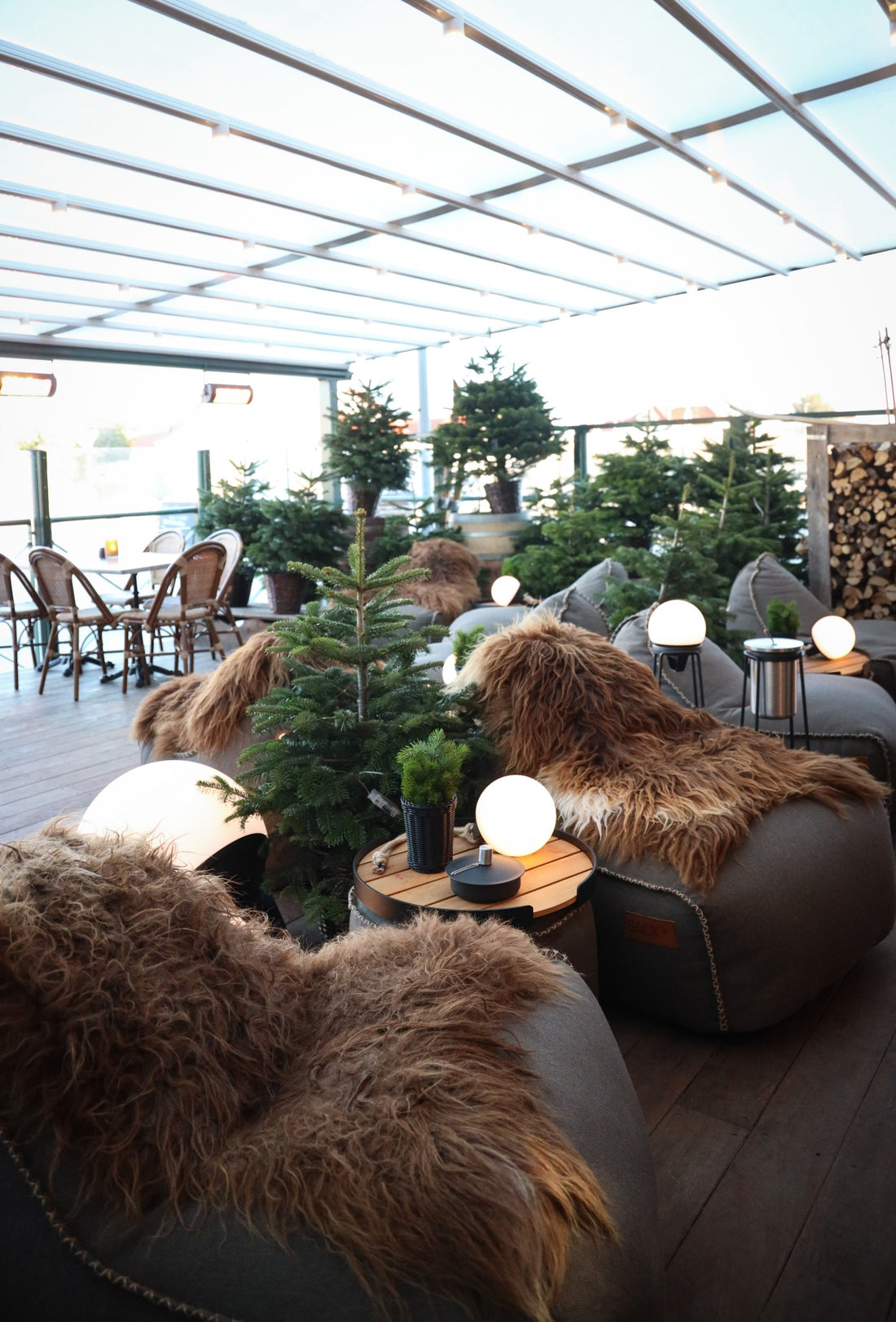 Serviertabletts und Lampen von SACKit im Café Peace