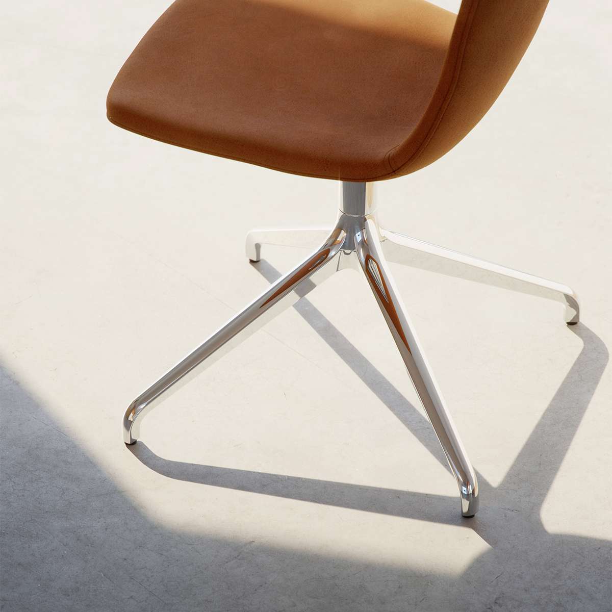 Chair no. One S1 Polished Swivel in Luna Sandstone mit Aluminium - Drehfuß und gepolstertem Sitz aus Leder. | Chair no. One S1 Polished Swivel - Luna Walnut Mit Rückholfunktion | SACKit
