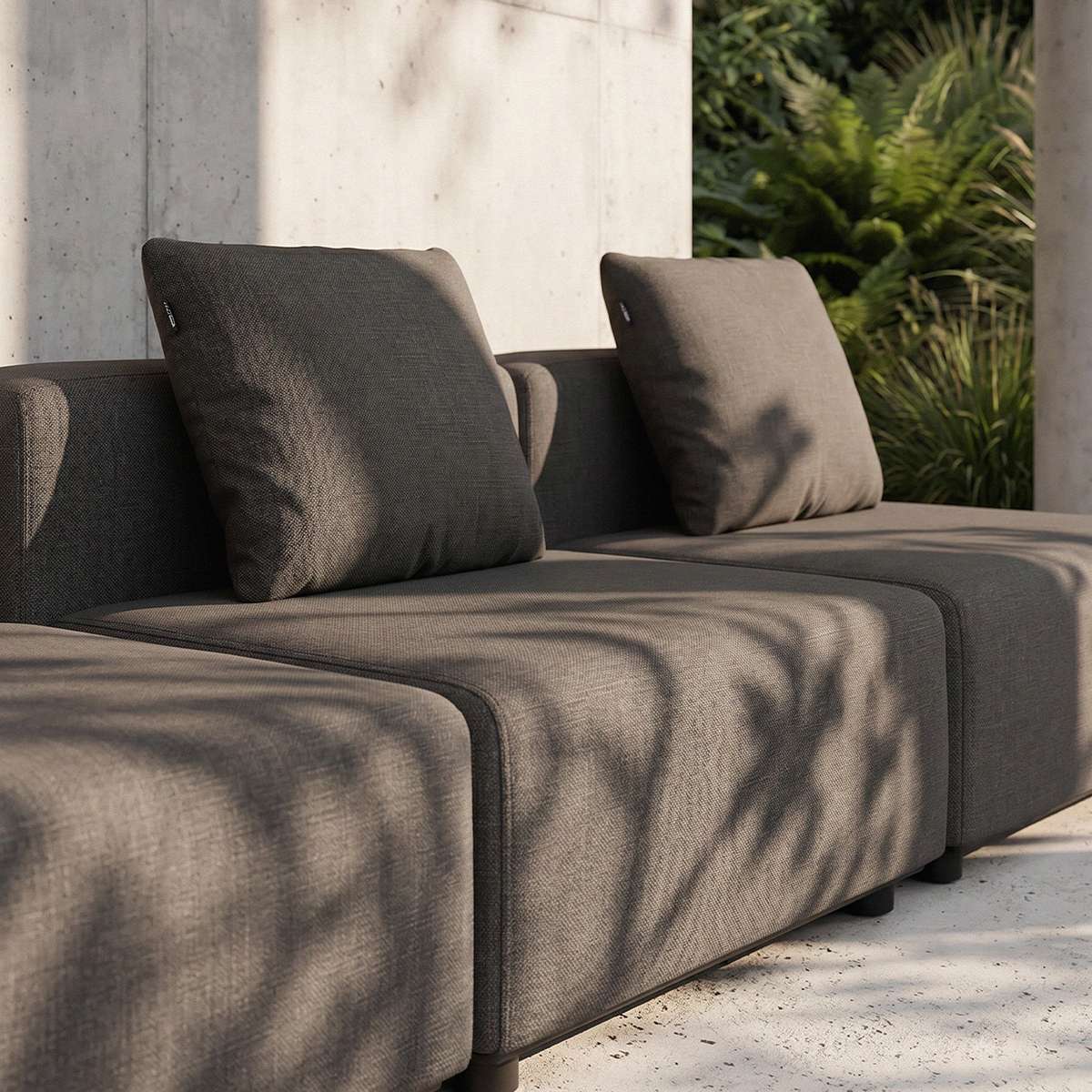Dunkelgraues dreisitziges Outdoor Sofa von sackit mit weichen Rückenkissen auf einer Terrasse im Garten skandinavisches Design für entspannte Stunden im Freien | Cobana Lounge Sofa - 3 seater - Kirra Sand Mit Armlehnen Mit Hocker | SACKit