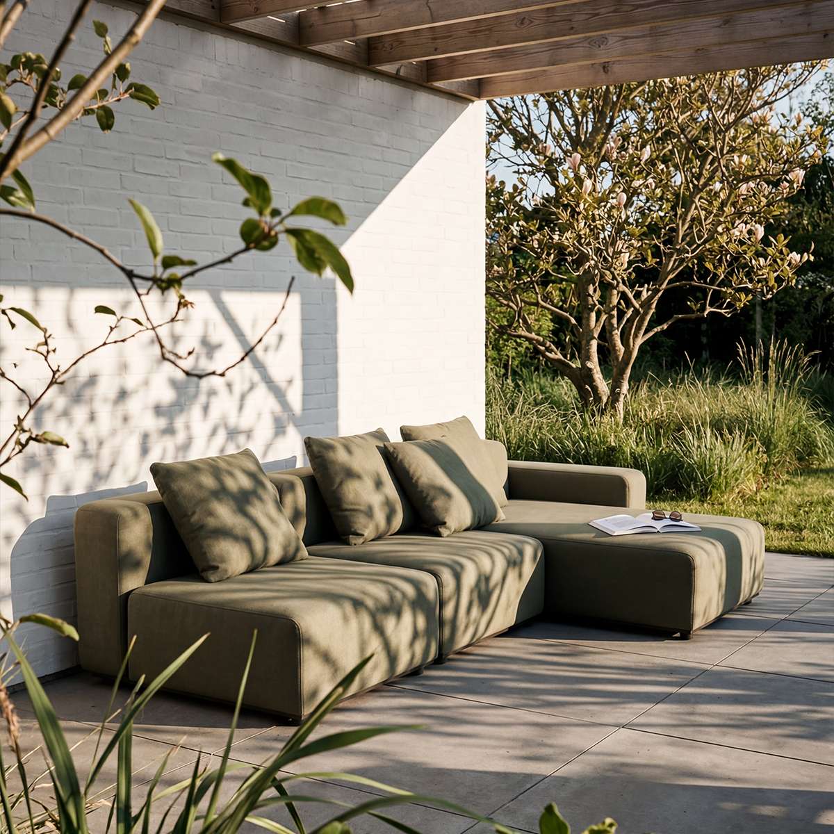 Olivegrünes dreisitziges Outdoor Lounge Sofa mit Chaise und Kissen auf einer Terrasse im Garten unter einer Pergola von sackit | Cobana Lounge Sofa - 3 Seater Chaise - Kirra Sand Mit Armlehnen | SACKit