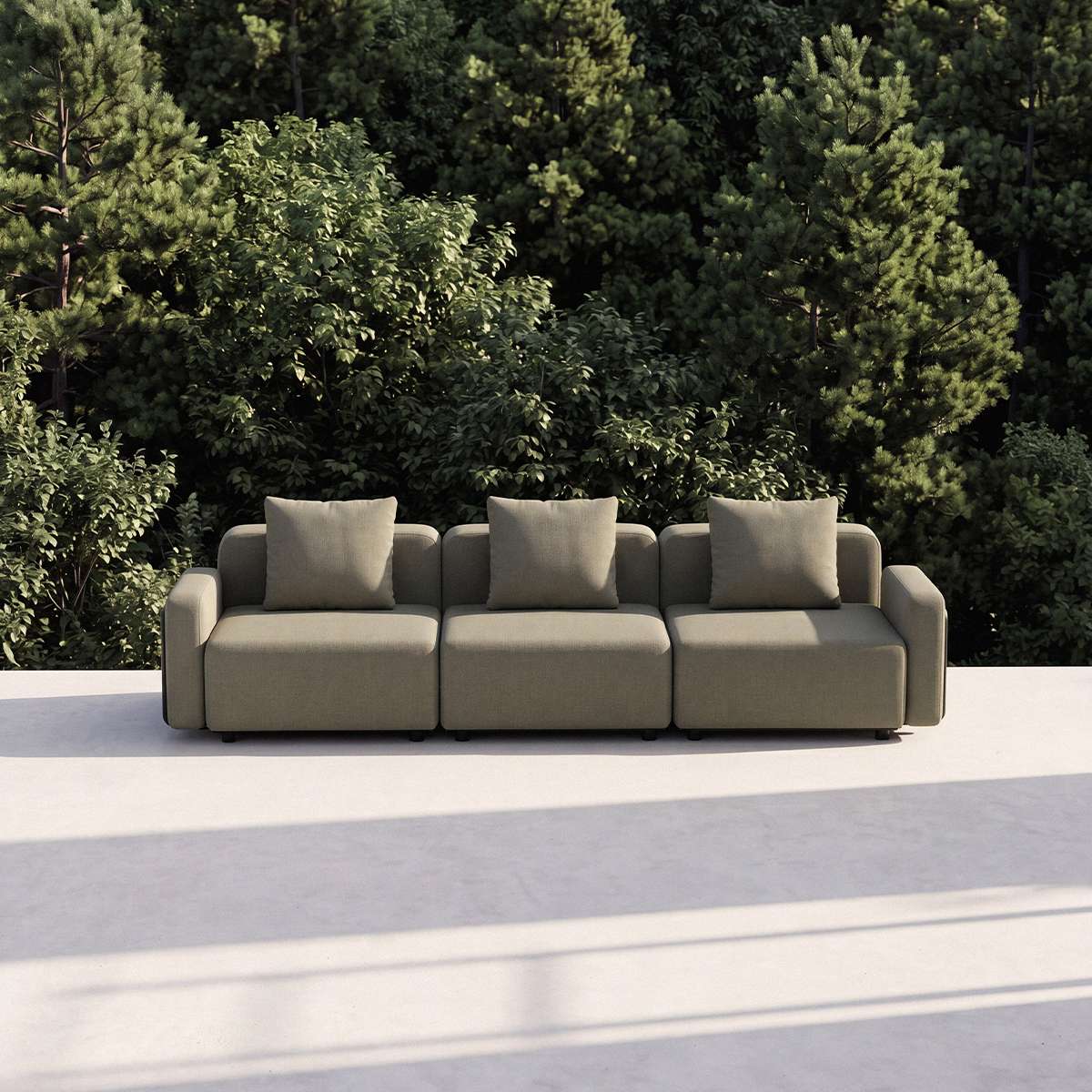 Modulares Outdoor Lounge Sofa von sackit für drei Personen mit drei Sitzpolstern und Rückenkissen vor dichtem grünem Gartenhintergrund | Cobana Lounge Sofa - 3 seater - Kirra Sand Mit Armlehnen Mit Hocker | SACKit