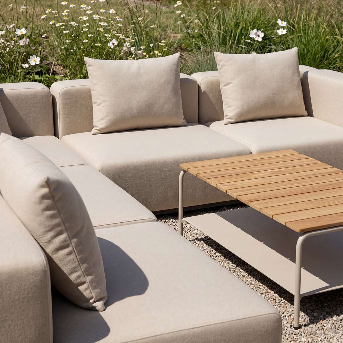 Beiges modulares Outdoor Ecksofa mit weichen Rückenkissen und Holz Couchtisch im blühenden Garten für stilvolle nordische Entspannung im Freien | Cobana Lounge Sofa - 5 seater corner sofa - Kirra Sand Ohne Armlehnen | SACKit