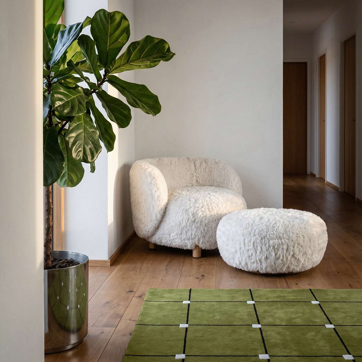 Favn Lounge Chair & Pouf – Ambientebild