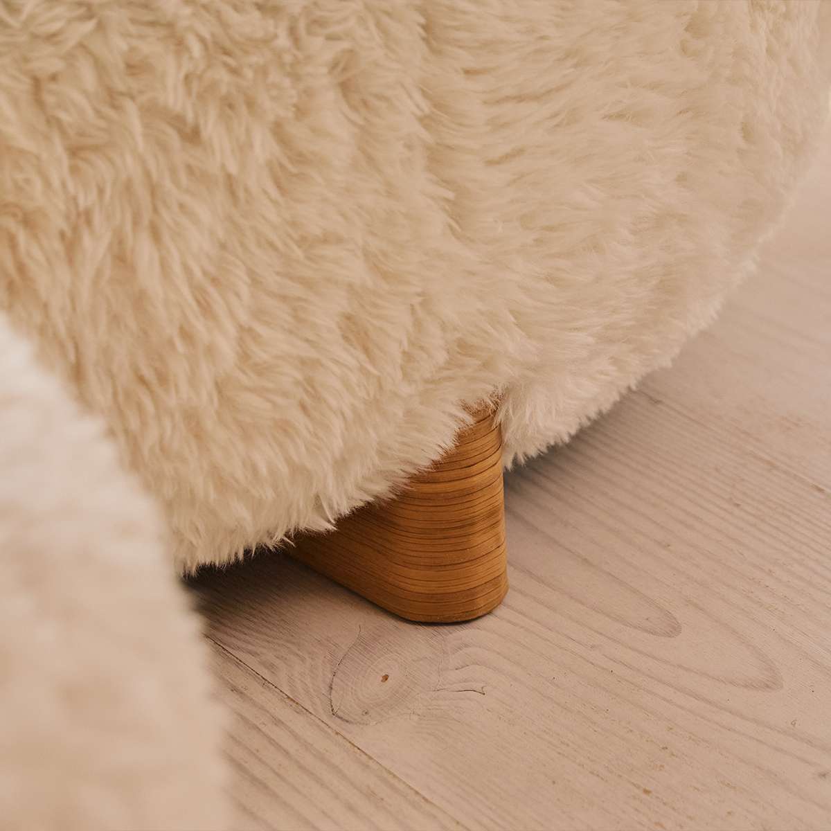 Favn Lounge Chair & Pouf – Ambientebild