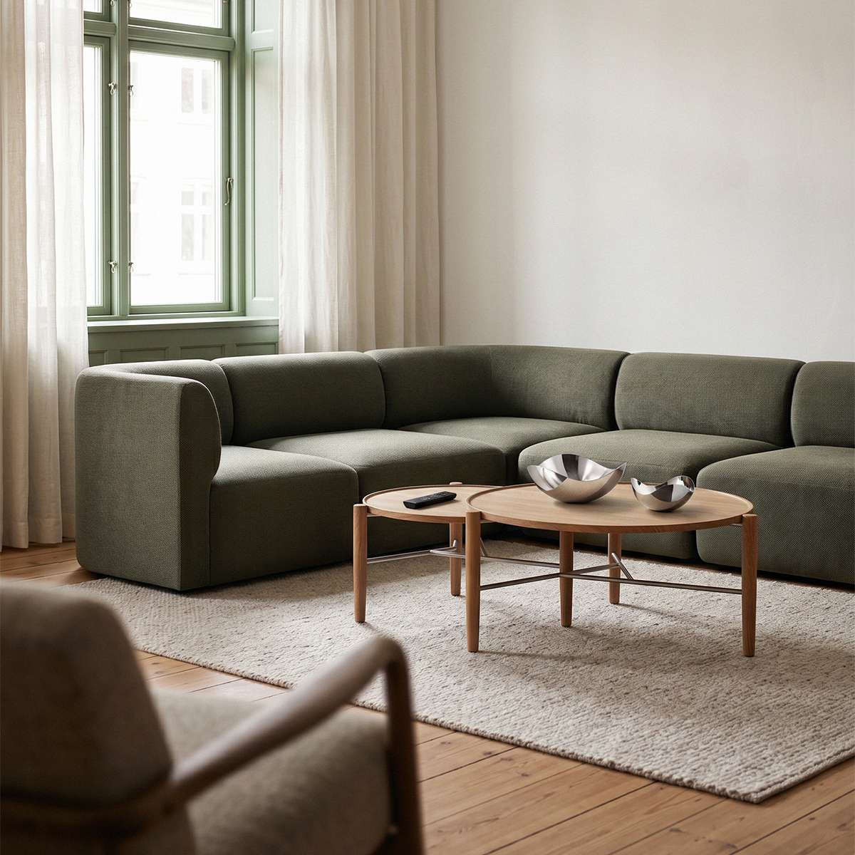 Skandinavisches Fjord Ecksofa von sackit in einem hellen Wohnzimmer mit Couchtisch Teppich und natürlichem Holzfußboden in ruhigem nordischem Stil | Fjord Sofa - Corner Sofa - Cosmo Terracotta | SACKit