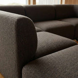 Nahaufnahme des dunkelbraunen Fjord Ecksofas mit weicher Polsterung und offenem Ende im skandinavischen Design von sackit für stilvolle Innenräume | Fjord Sofa - Corner Sofa w/ open end - Cosmo Terracotta | SACKit