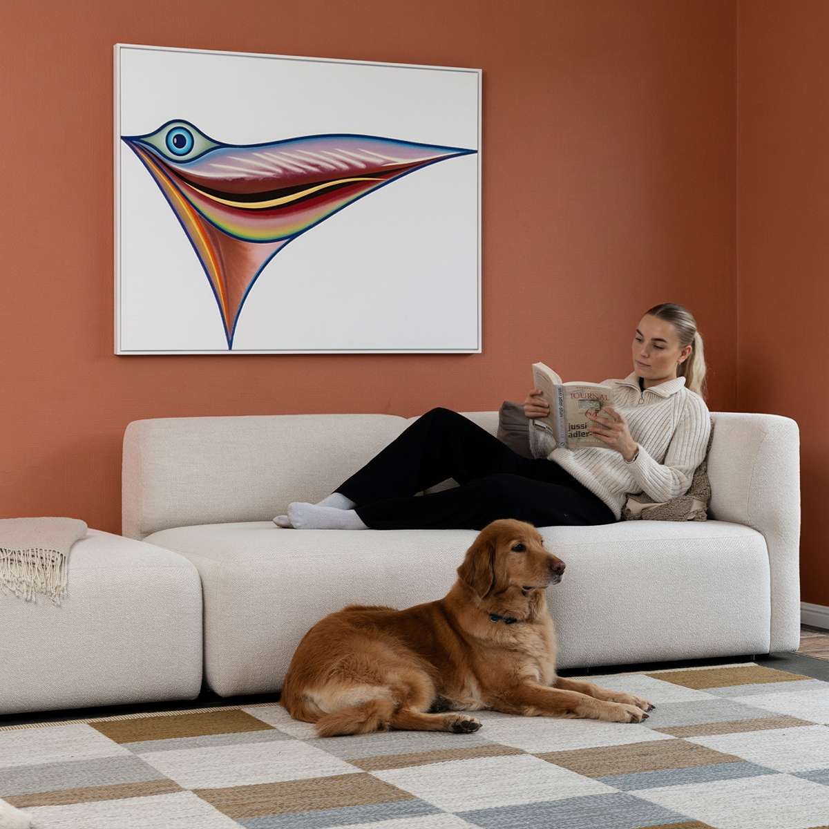 Helles Fjord Sofa von sackit mit offenem Ende in einem skandinavischen Wohnzimmer mit lesender Frau und goldenem Hund auf gemustertem Teppich | Fjord Sofa - 2 seater w/ open end - Cosmo Terracotta Links | SACKit