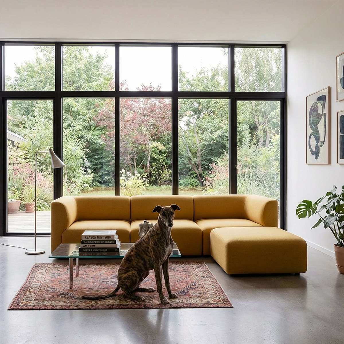 Senfgelbes skandinavisches Sofa mit Ottomane in einem hellen Wohnzimmer vor großen Fenstern, mit Hund auf einem gemusterten Teppich | Fjord Sofa - 3 seater - Cosmo Olive Mit Hocker | SACKit