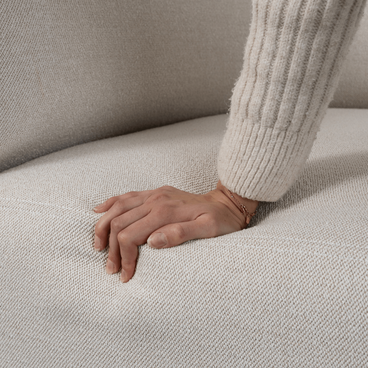 Skandinavisches Fjord Sofa mit weichen Linien und abgerundeten Kanten, ohne Hocker, in neutralem Farbton. | Fjord Sofa - 2 seater - Cosmo Terracotta | SACKit