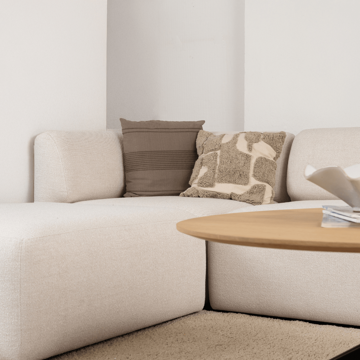 Ecksofa Fjord Sofa mit weichen Linien und skandinavischem Design in einem hellen Raum | Fjord Sofa - Corner Sofa - Cosmo Terracotta | SACKit