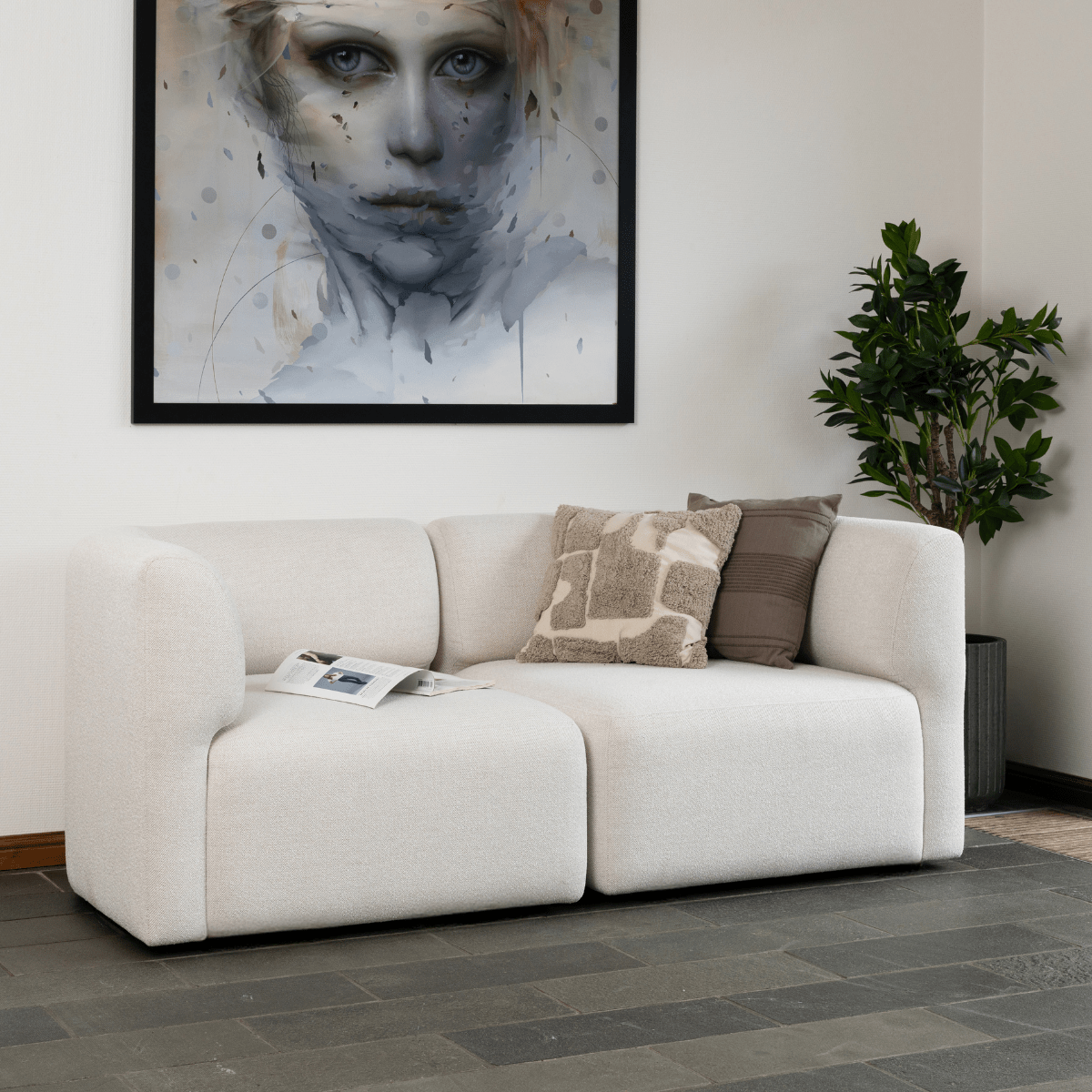 Skandinavisches Fjord Sofa 2 - Sitzer in hellem Stoff mit weichen Linien und abgerundeten Kanten im Wohnraum | Fjord Sofa - 2 seater - Cosmo Terracotta | SACKit