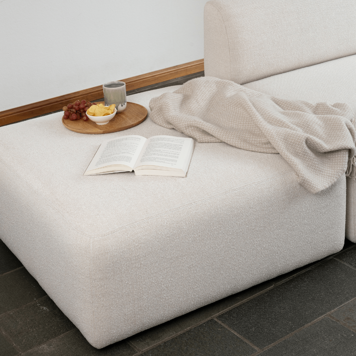 Fjord Sofa Pouf in neutralem Farbton mit weichen Linien und skandinavischem Design in modernem Wohnraum | Fjord Sofa - 2 seater w/ open end - Cosmo Terracotta Rechts | SACKit