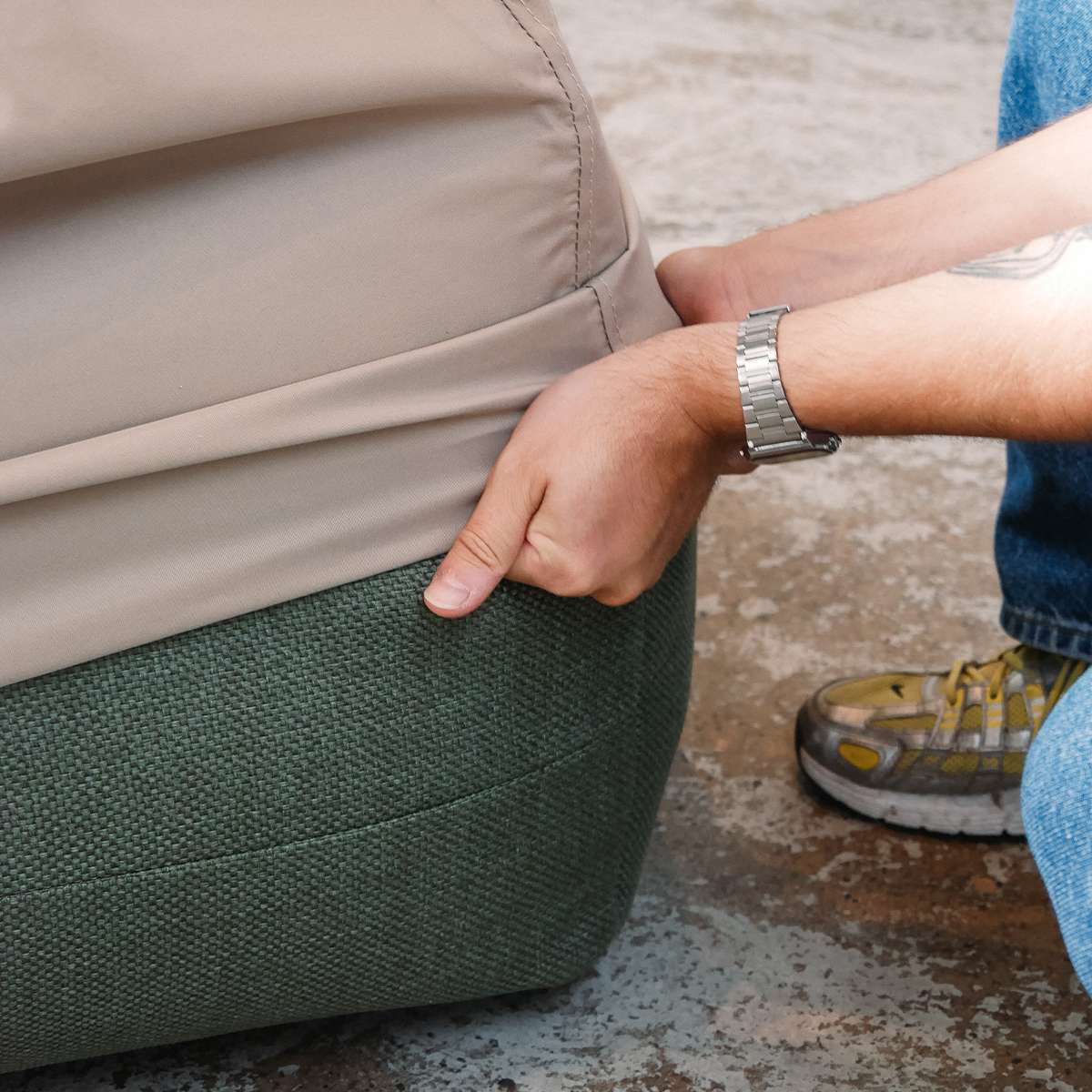 sackit wasserabweisende Schutzhülle wird über ein Soft Sofa Outdoor gezogen und schützt das Gartenmöbel vor Wind und Wetter