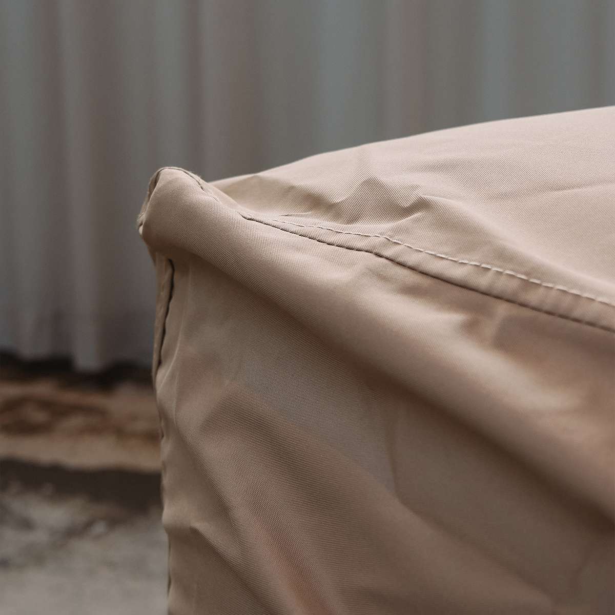 Beige wasserabweisende Schutzhülle von sackit für einen Soft Sofa Outdoor Pouf mit sichtbarer Naht schützt Gartenmöbel vor Wind und Wetter