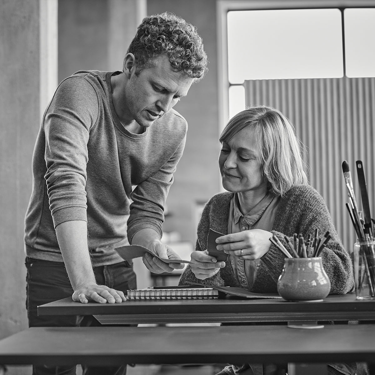 Frame Bar Stool - Wood w/backrest - Barhocker aus Holz und pulverbeschichtetem Stahl mit Rückenlehne