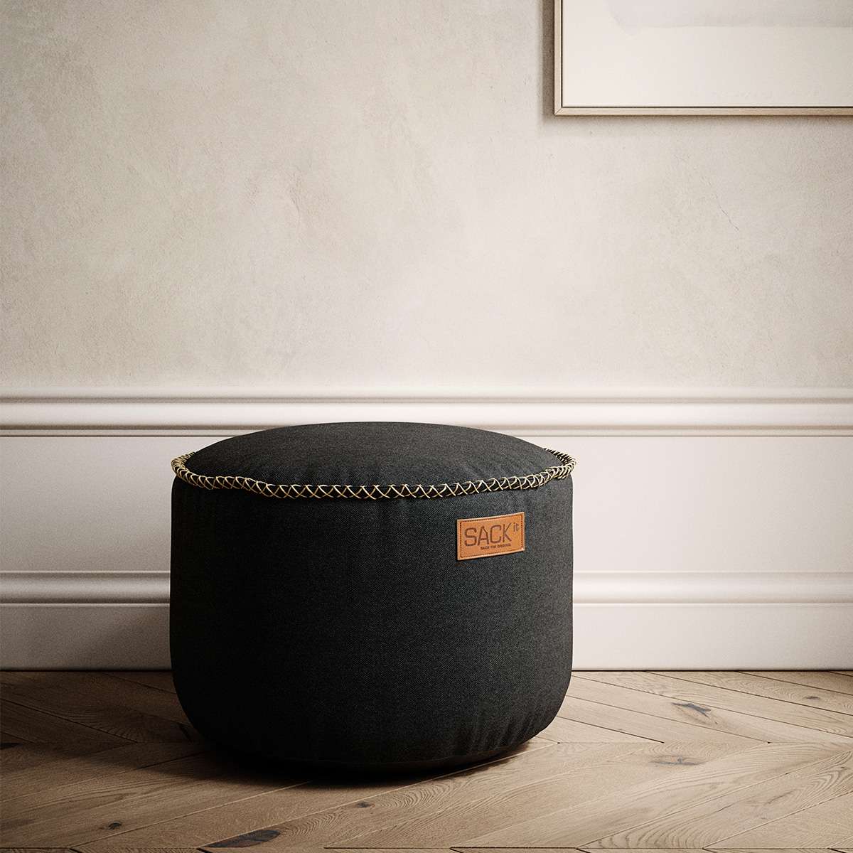 Zwei Canvas Poufs in Schwarz - Sand mit handgenähten Stichen auf hellem Boden im Wohnzimmer. | Canvas Pouf 2 Pack - Canvas Black - Sand | SACKit