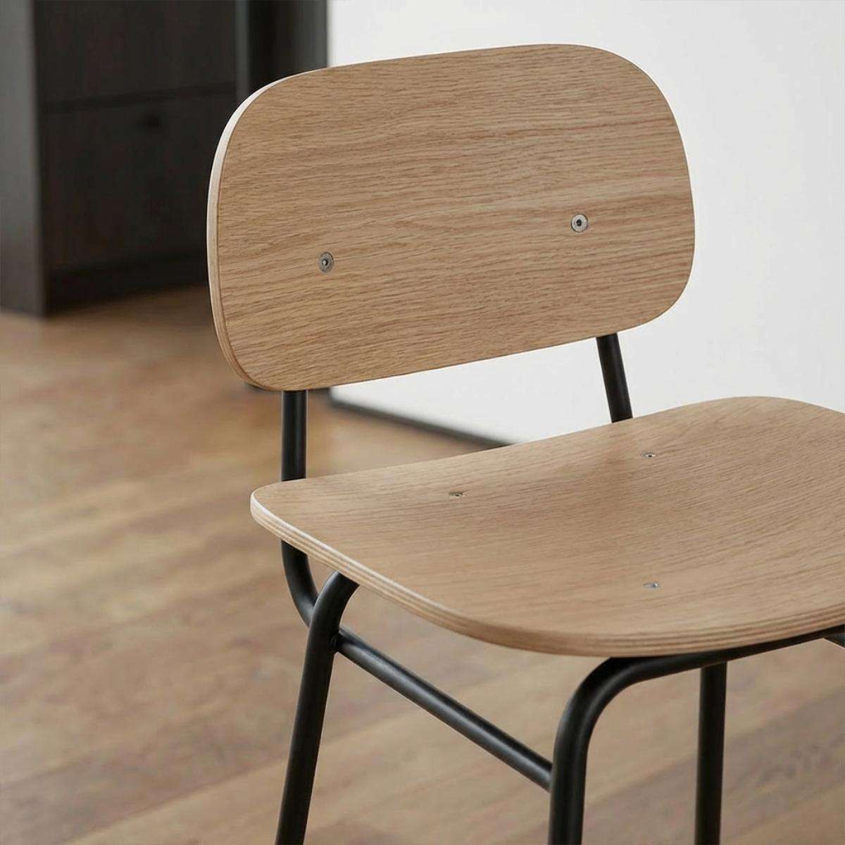 Schlichter Barhocker mit Rückenlehne aus Eichenfurnier und pulverbeschichtetem Stahlgestell in natürlicher Umgebung | Frame Bar Stool - Wood w/backrest - 73 cm Black Stained Oak | SACKit