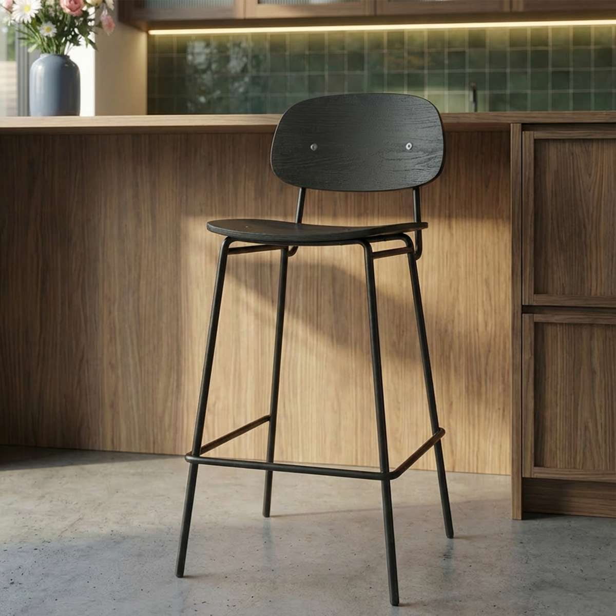 Barhocker mit Rückenlehne aus Eichenfurnier und pulverbeschichtetem Stahlgestell in industriellem Design | Frame Bar Stool - Wood w/backrest - 73 cm Black Stained Oak | SACKit