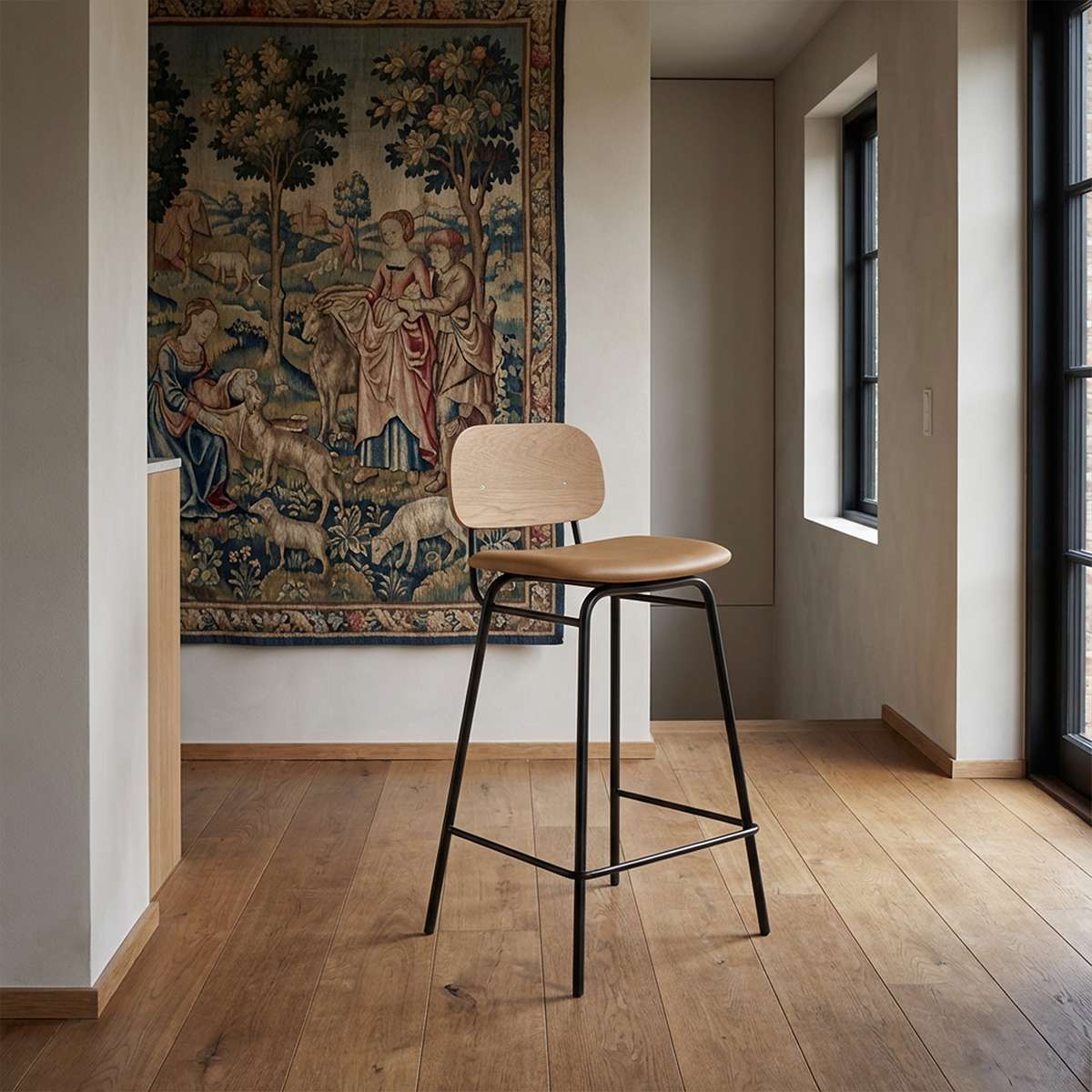 Niedriger Frame Bar Stool mit Rückenlehne aus Leder und pulverbeschichtetem Stahlgestell in industriellem Design. | Frame Bar Stool - Leather w/ backrest - 73 cm Terra Safari | SACKit