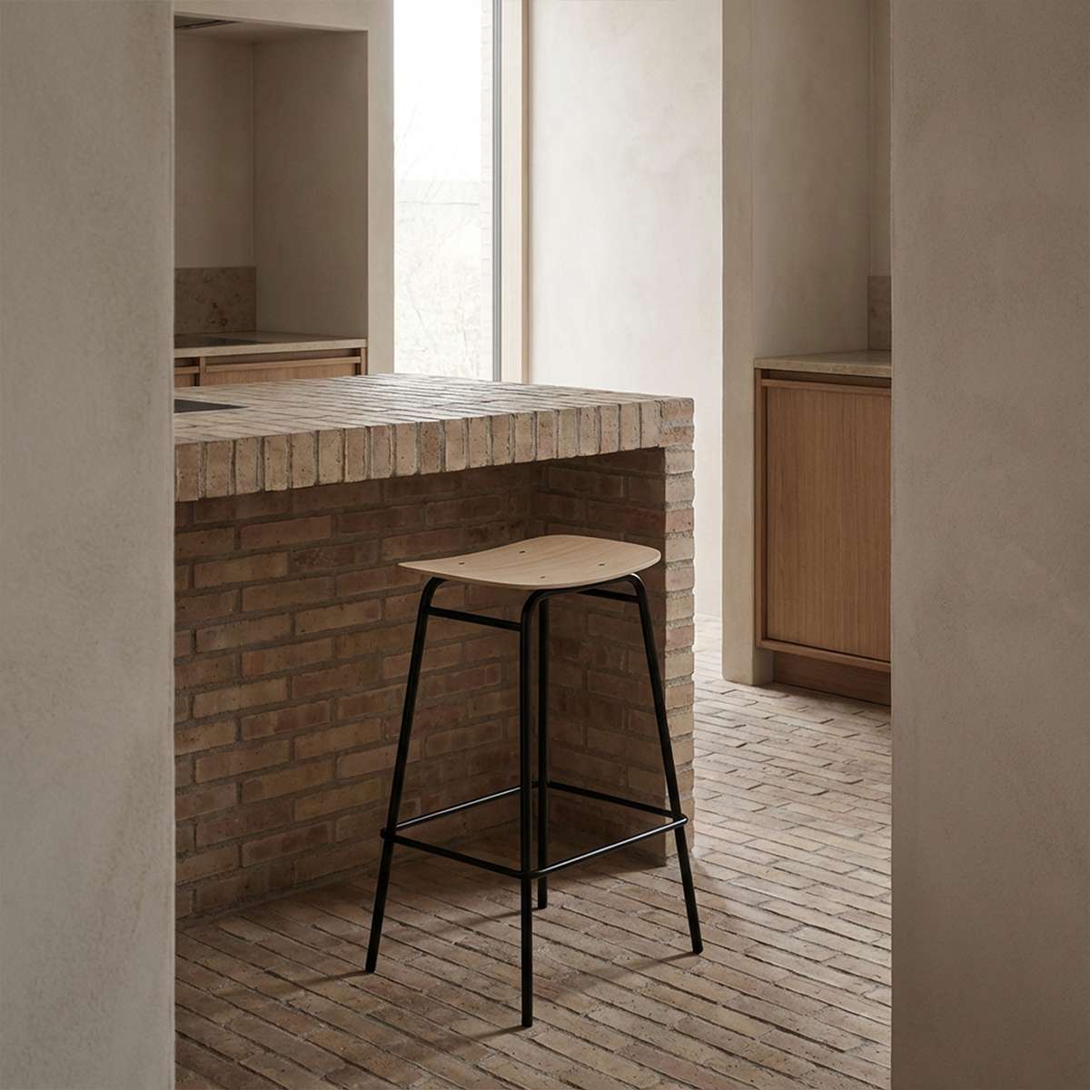 Schlichter Barhocker mit Sitz aus Eichenfurnier und pulverbeschichtetem Stahlgestell in industriellem Stil. | Frame Bar Stool - Wood - 73 cm Black Stained Oak | SACKit