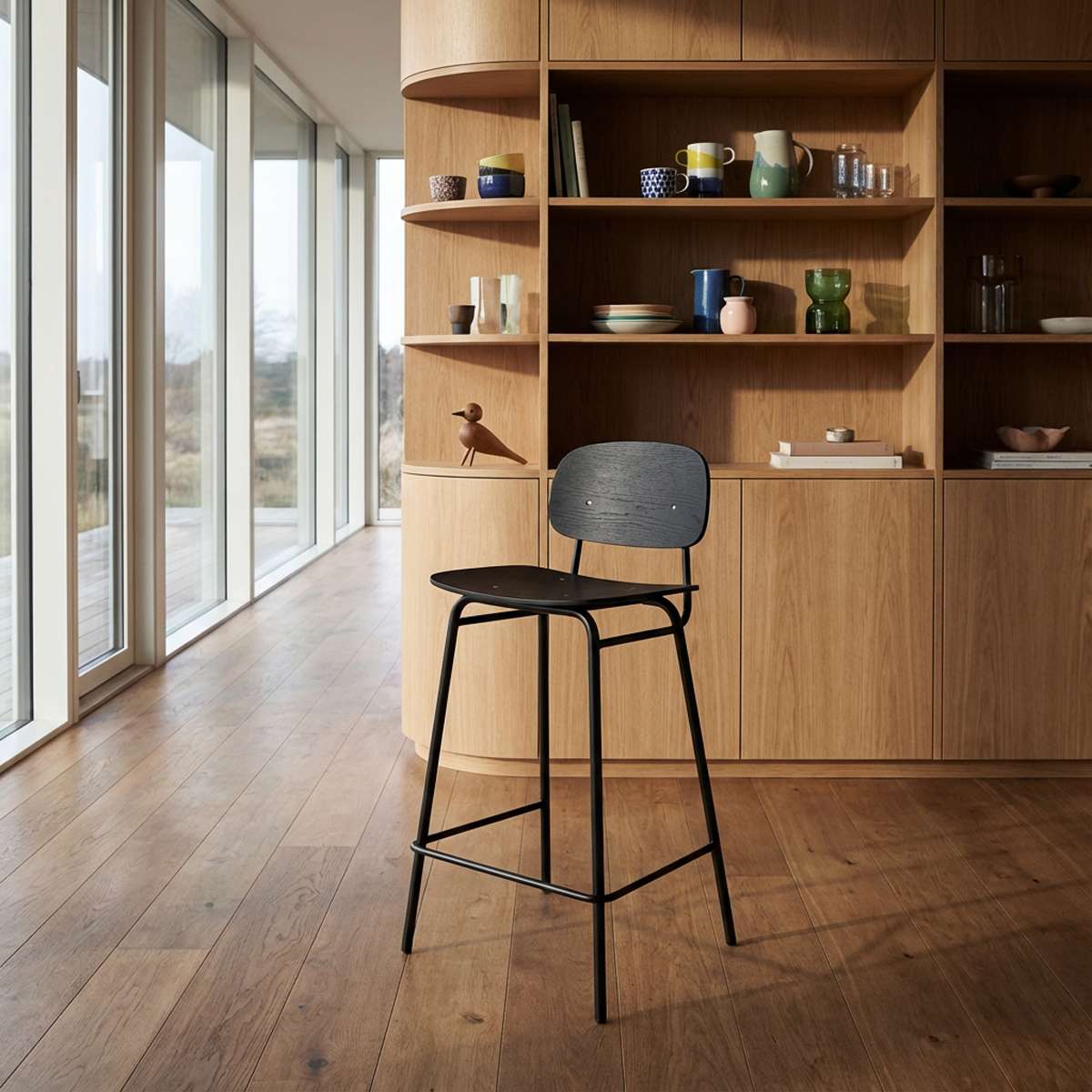 Hoher Barhocker mit Rückenlehne aus Eichenfurnier und pulverbeschichtetem Stahlgestell in natürlicher Umgebung | Frame Bar Stool - Wood w/backrest - 73 cm Black Stained Oak | SACKit