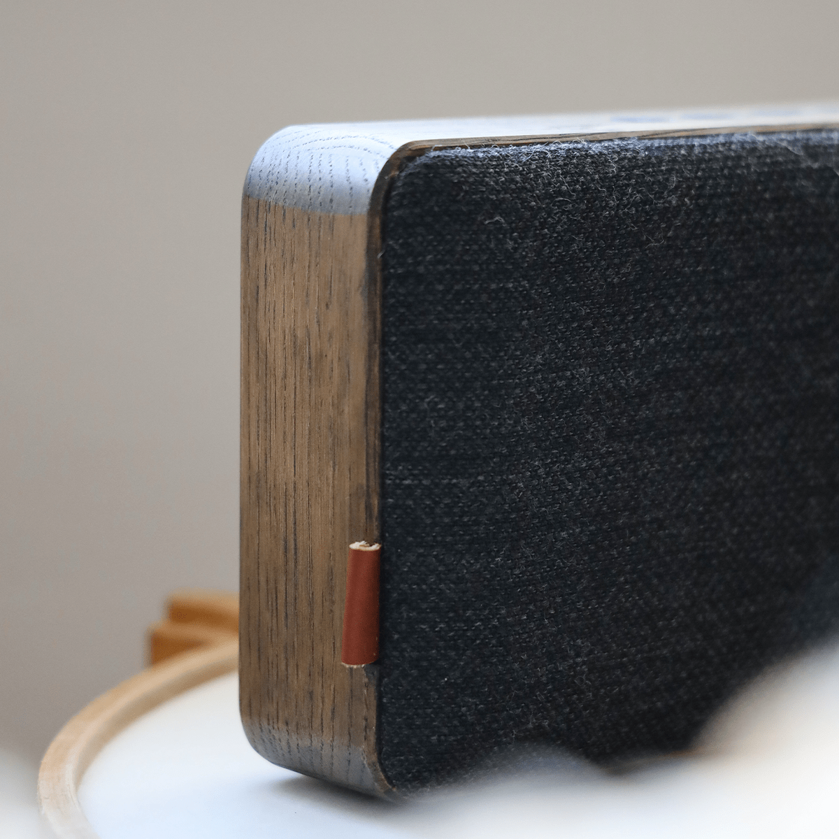 Move Wood Bluetooth - Lautsprecher aus massivem Eichenholz in Natural Oak mit Stoffbespannung von KVADRAT | Move Wood - Smoked Oak | SACKit