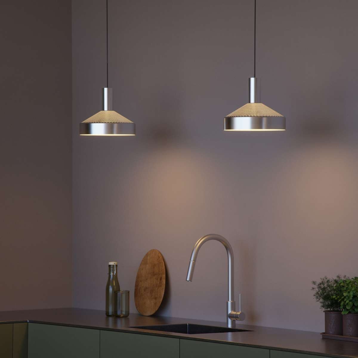 Polierte Dawn Pendant Ø25 Hängeleuchte aus Aluminium mit perforiertem Schirm und weißem Innenschirm. | Dawn Pendant Ø25 - Polished | SACKit