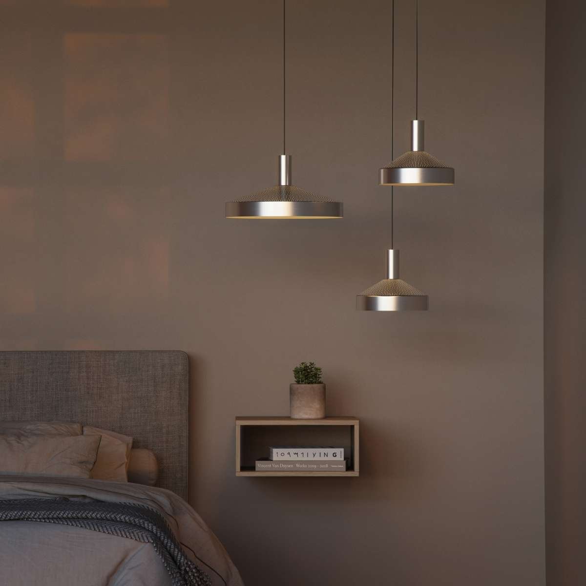 Dawn Pendant Ø40 Hängeleuchte aus poliertem Aluminium mit perforiertem Design und weißem Innenschirm. | Dawn Pendant Ø40 - Polished | SACKit