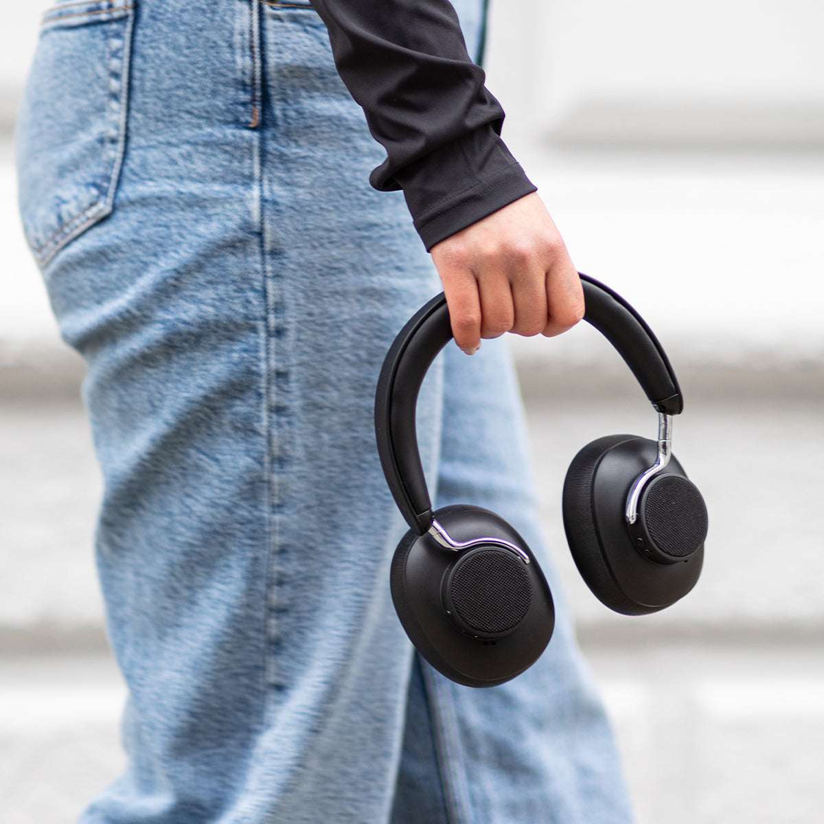 Schwarze Touch 310 Over - Ear Kopfhörer mit Hybrid - ANC und USB - C - Ladeanschluss auf weißem Hintergrund | Touch 310 - Black | SACKit