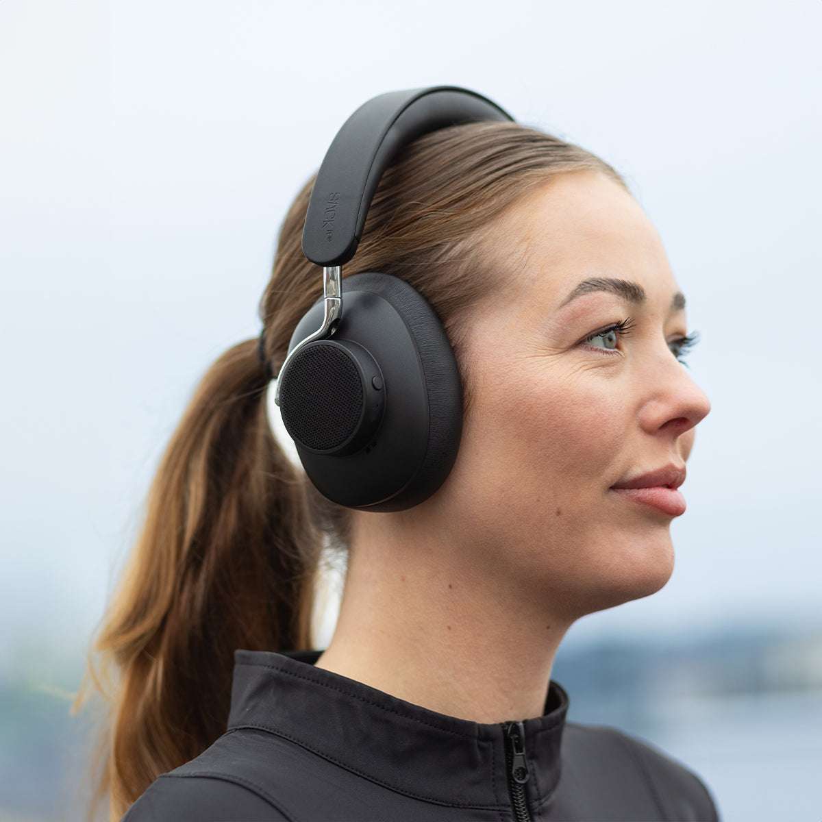Schwarze Touch 310 Over - Ear Kopfhörer mit Hybrid ANC und USB - C - Ladeanschluss auf weißem Hintergrund. | Touch 310 - Black | SACKit