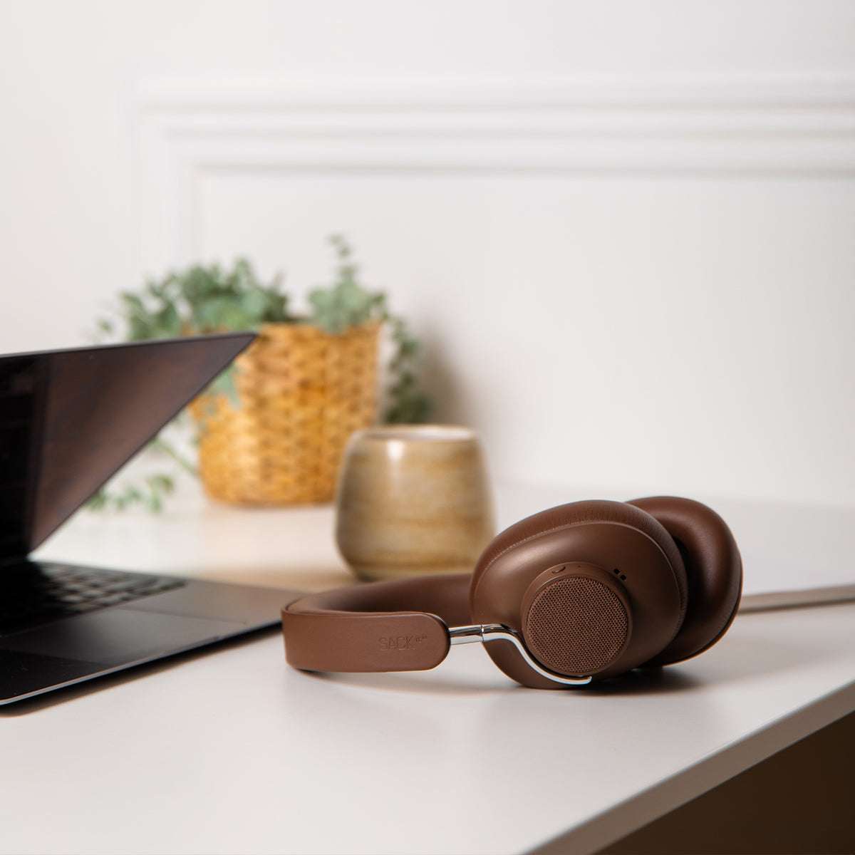 Braune Touch 310 Over - Ear Kopfhörer mit Hybrid - ANC und USB - C - Ladeanschluss auf weißem Hintergrund | Touch 310 - Brown | SACKit