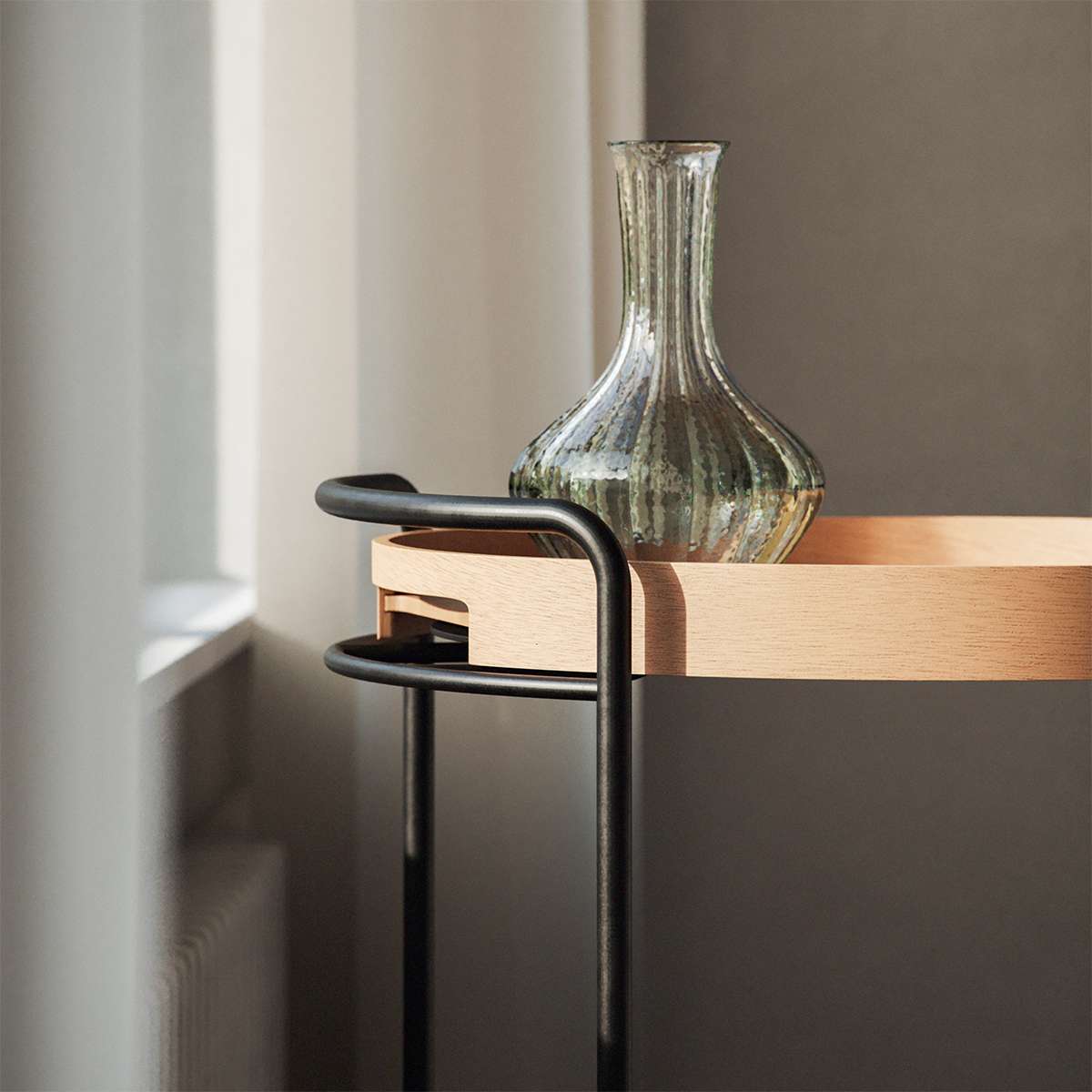 Rundes Serviertablett aus natürlichem Eichenfurnier mit hohem Rand und integrierten Griffen. | Nordic Serving Tray - Natural Oak | SACKit