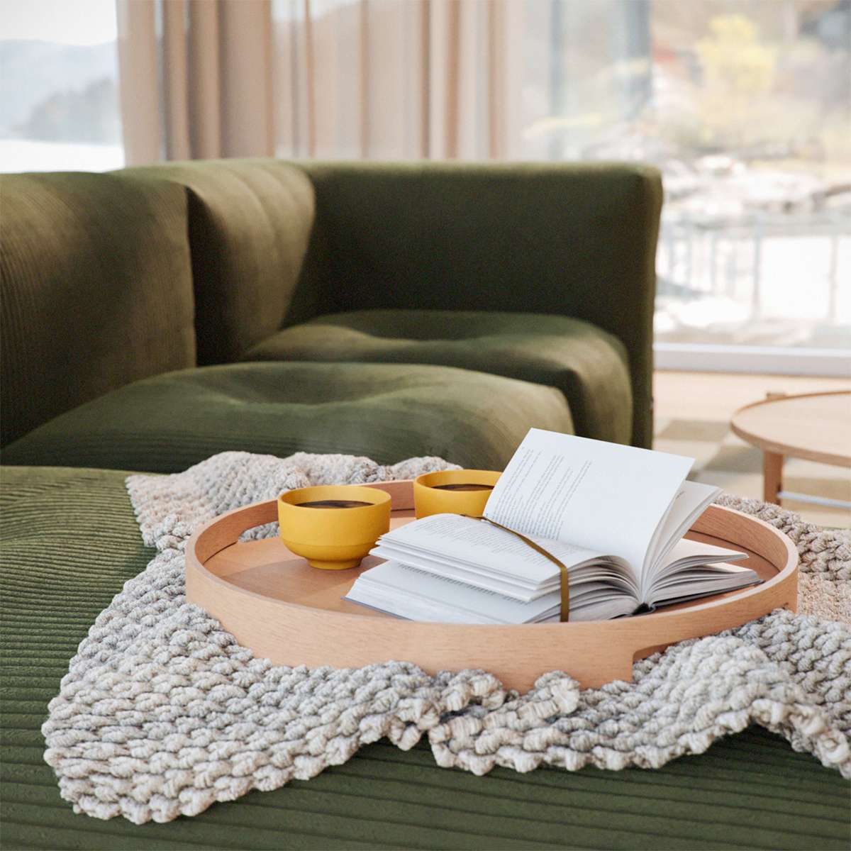 Rundes Serviertablett aus natürlichem Eichenfurnier mit 50 cm Durchmesser und 5 cm hohem Rand. | Nordic Serving Tray - Natural Oak | SACKit