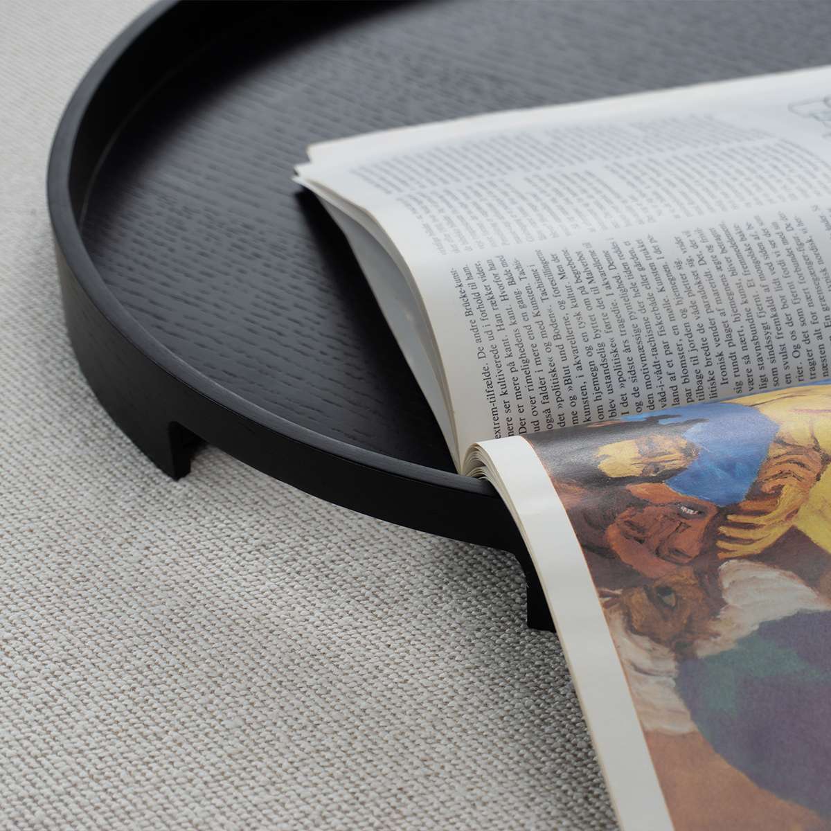 Rundes Nordic Serving Tray aus hellem Eichenfurnier mit dezentem Rand und Griffen auf hellem Hintergrund | Nordic Serving Tray - Black Stained Oak | SACKit