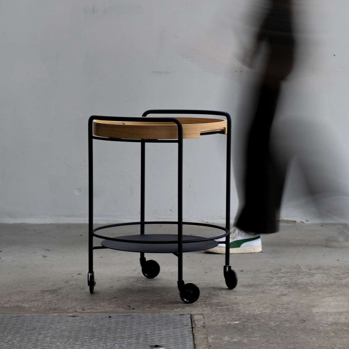 Serving Table mit Nordic Serving Tray aus pulverbeschichtetem Stahl und Tablett aus FSC - zertifiziertem Eichenfurnier in Natural Oak. | Serving Table w/ Nordic Serving Tray - Natural Oak | SACKit