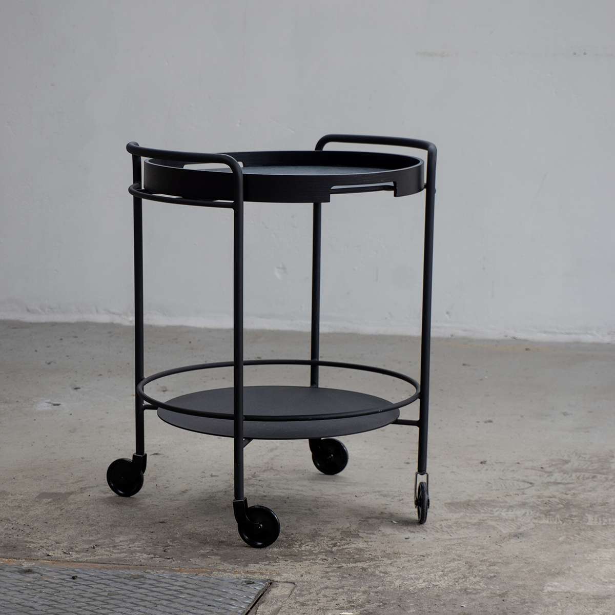 Serving Table mit rundem Nordic Serving Tray aus naturfarbenem Eichenfurnier und schwarzem Stahlrahmen | Serving Table w/ Nordic Serving Tray - Black Stained Oak | SACKit