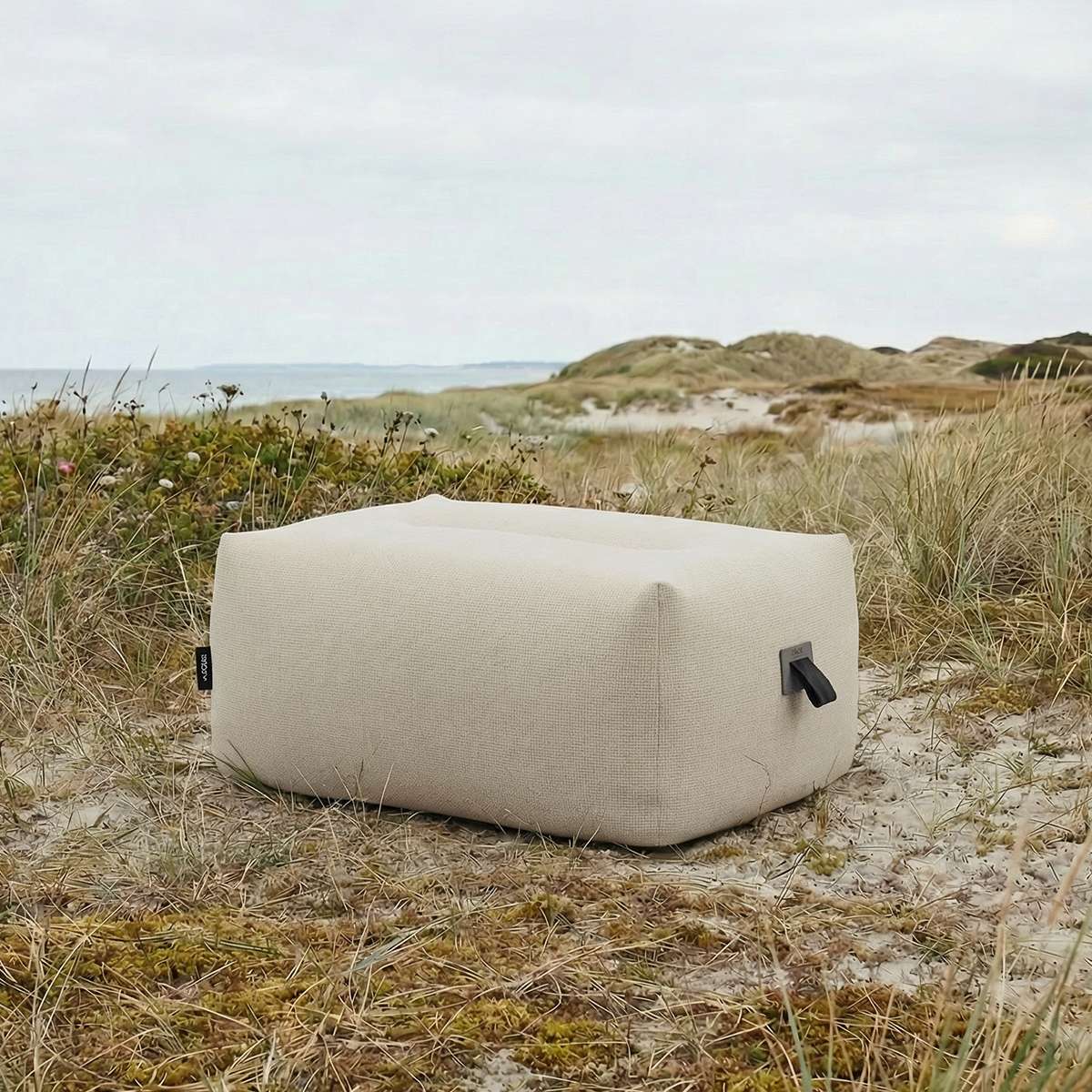Soft Sofa Outdoor Pouf in Kirra Olive, rechteckiger, weicher Outdoor - Sitzpouf mit abnehmbarem Bezug. | Soft Sofa Outdoor - Pouf - Kirra Sand | SACKit