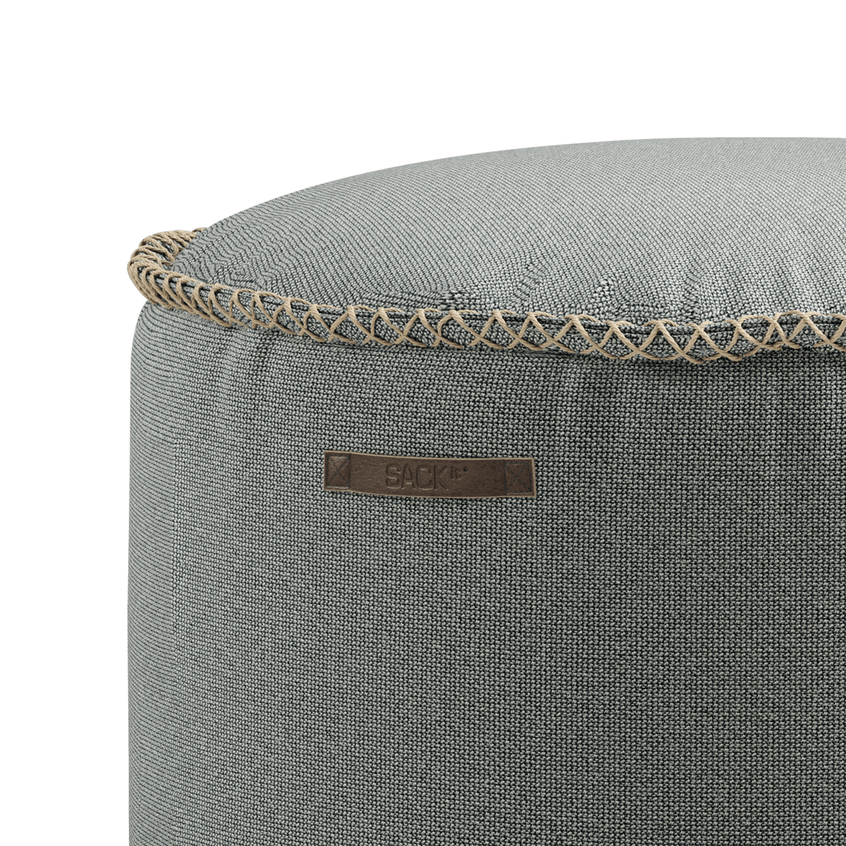 Runder Cura Pouf in dunklem Blau aus recyceltem Polyester mit handgenähten Stichen. | Cura Pouf - Cura Grey | SACKit