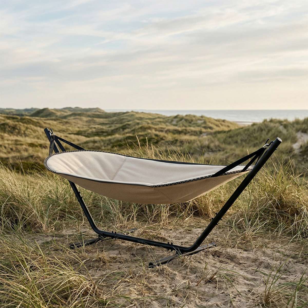 Cobana Hängematte in Grau mit schwarzem Aluminiumgestell, outdoor geeignet, weiches Olefin - Textil | Cobana Hammock - Kirra Noir Taupe | SACKit