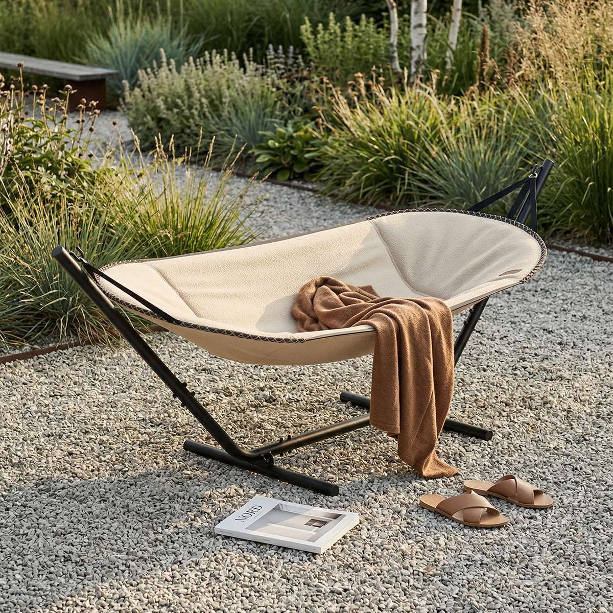 Cobana Hammock in Cobana Grey mit schwarzem Aluminiumgestell, Outdoor - Hängematte und Sonnensessel. | Cobana Hammock - Kirra Noir Taupe | SACKit