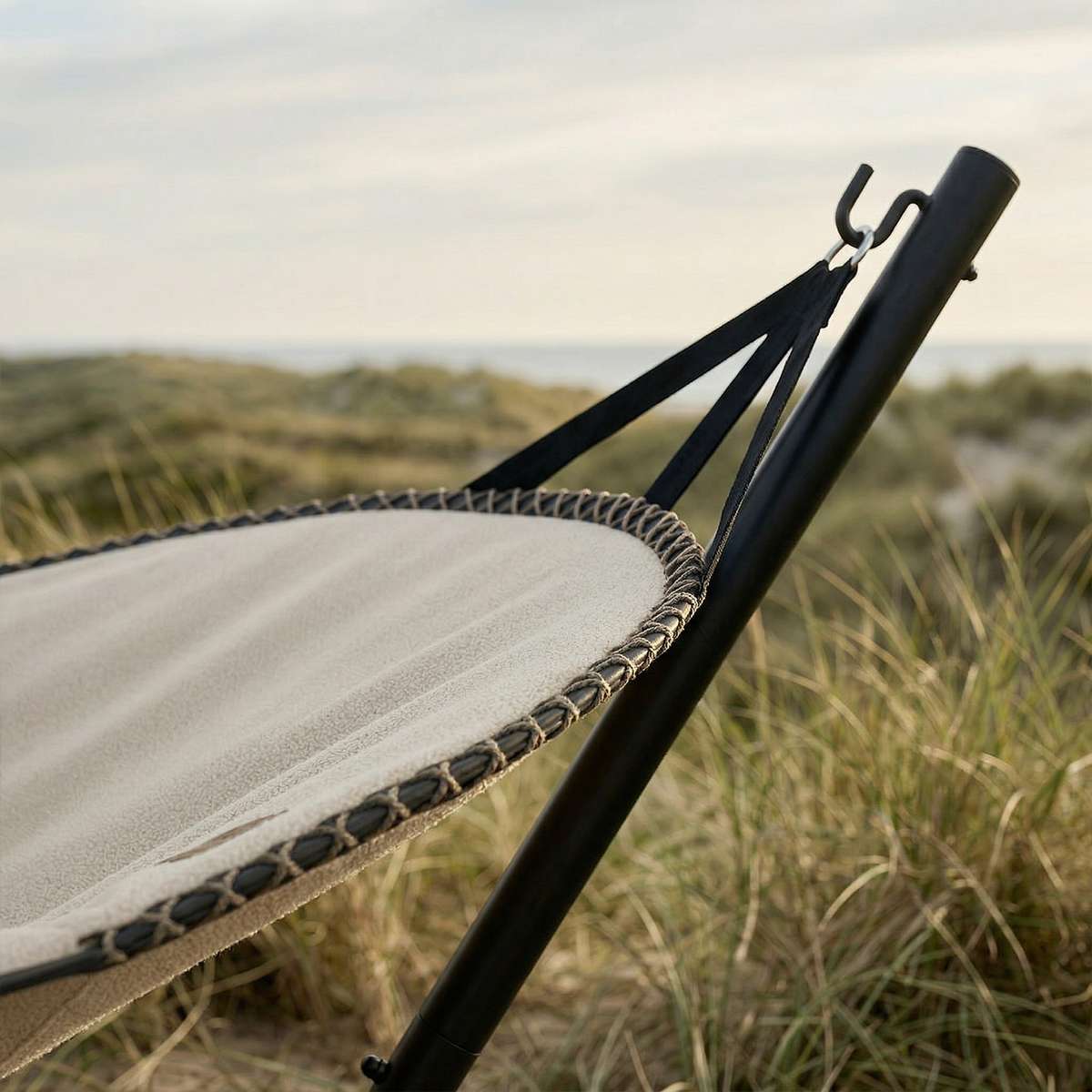 Cobana Hammock Hängematte in Cobana Grey mit schwarzem Aluminiumgestell, draußen auf Terrasse. | Cobana Hammock - Kirra Noir Taupe | SACKit