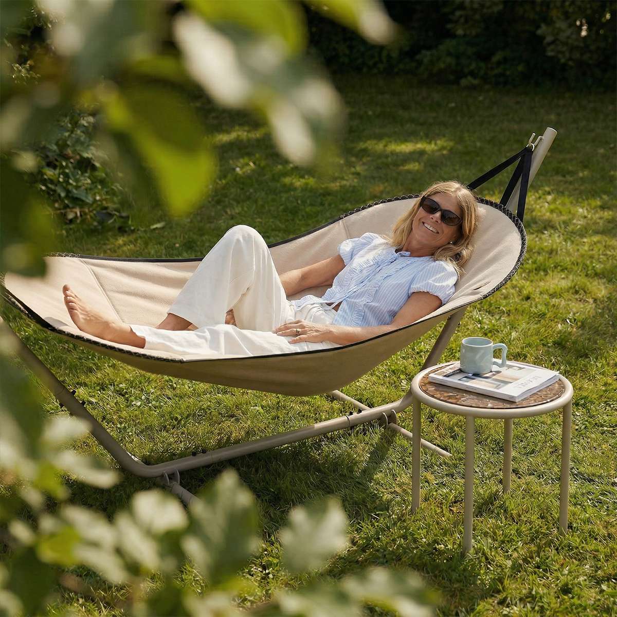 Cobana Hängematte in Cobana Grey mit taupefarbenem Aluminiumgestell, outdoor geeignet. | Cobana Hammock - Kirra Noir Taupe | SACKit