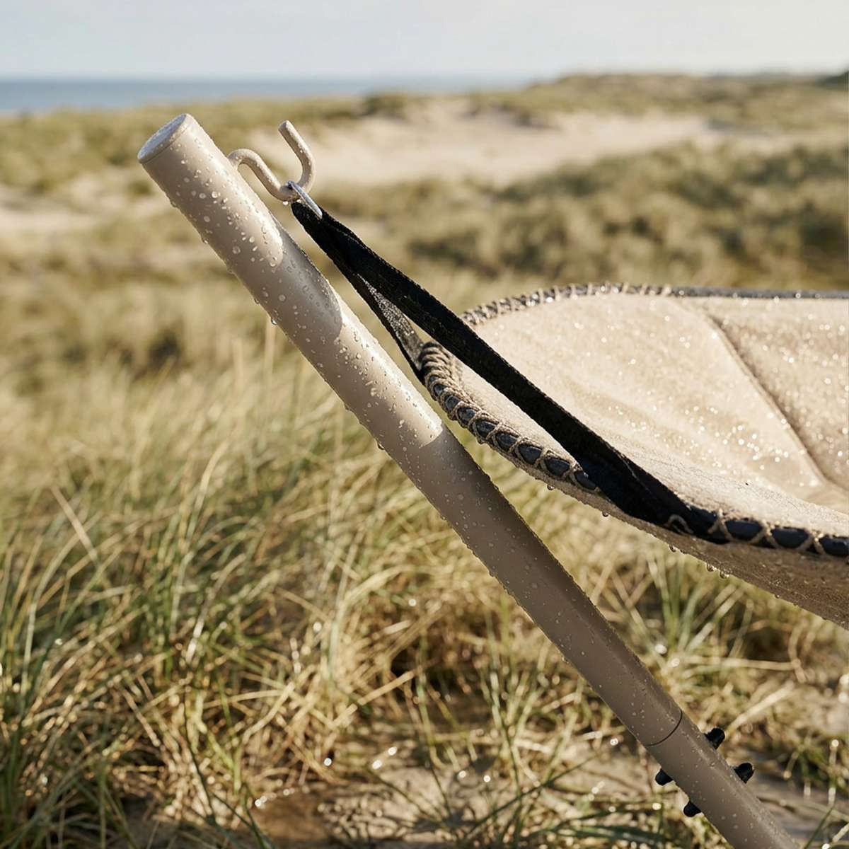 Cobana Hammock Hängematte in Cobana Grey mit taupefarbenem Aluminiumgestell im Außenbereich. | Cobana Hammock - Kirra Noir Taupe | SACKit