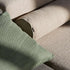 Nahaufnahme eines sandfarbenen Outdoor Sofas mit weichen Polstern und grünem Kissen von sackit im skandinavischen Design für langlebige Gartenmöbel
