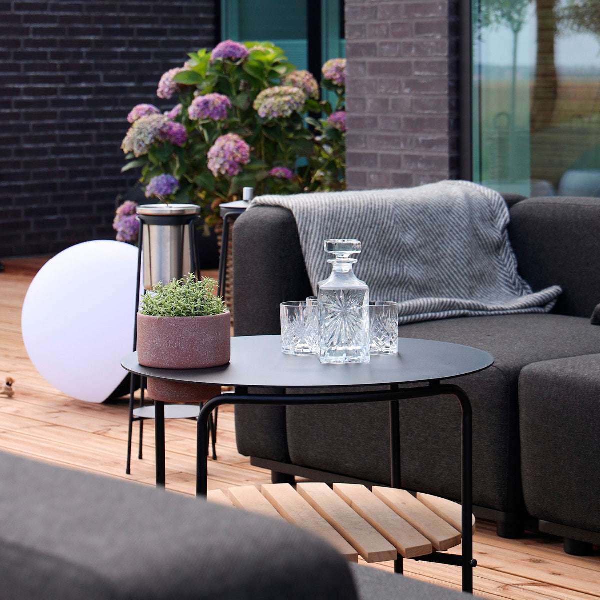 Schwarzer Aluminium - Couchtisch mit runder Teakholzablage, Ø70 cm, modernes Outdoor - Design | Patio Sofa Table - Ø70 - Ohne Accessory Fit | SACKit